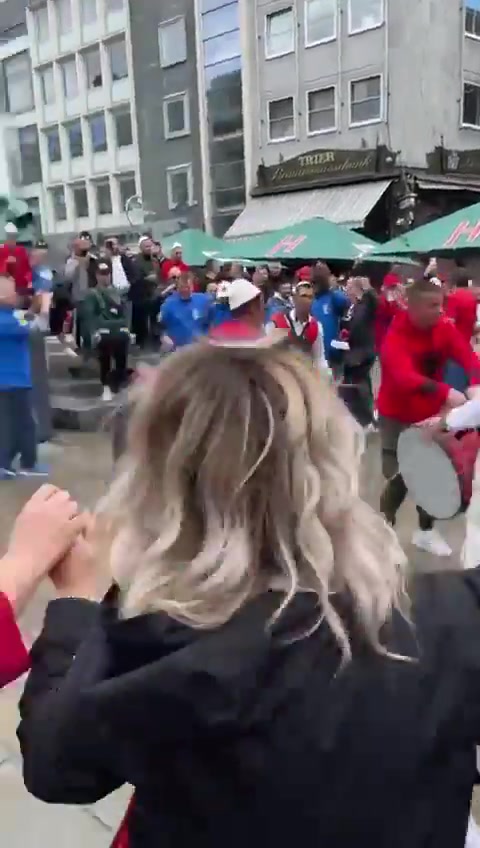  意大利球迷与阿尔巴尼亚球迷一起，跳起阿尔巴尼亚舞蹈