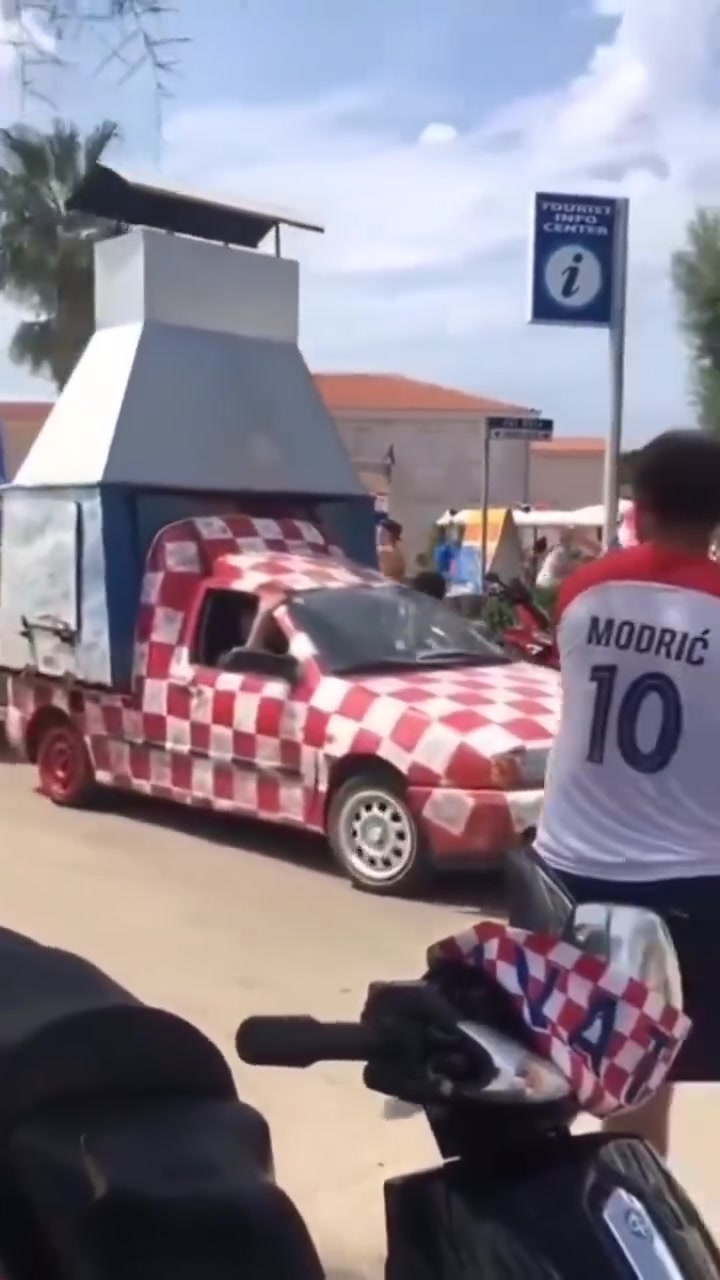  硬核助威！克罗地亚球迷自制移动烧烤车前往现场